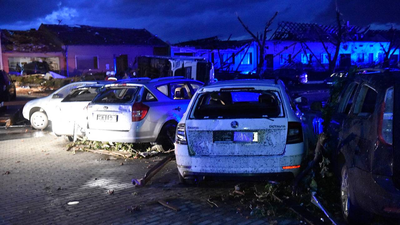 Auto's en huizen raakten beschadigd nadat een orkaan donderdag 24 juni 2021 het dorp Moravska Nova Ves in de regio Hodonin, Zuid-Moravië, Tsjechië trof.