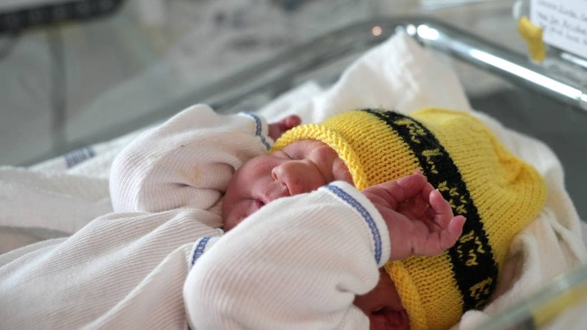 Inger har strikka over 1000 luer til babyer – no treng ho hjelp