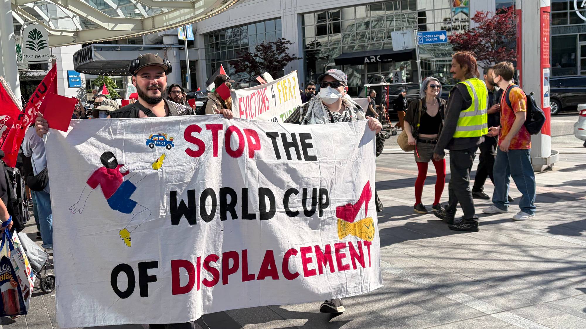 En gruppe demonstranter protesterer mot at de blir kastet ut av gatene når VM begynner.