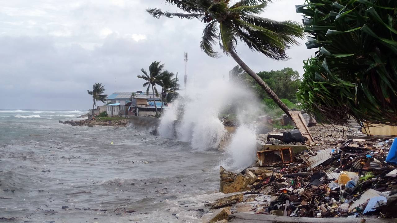 Store bølger slår inn mot kysten av hovedstaden Majuro på Marshalløyene i November 2019. 