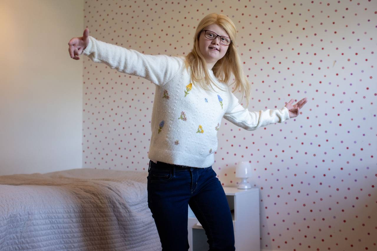 Bentine danser på rommet sitt.