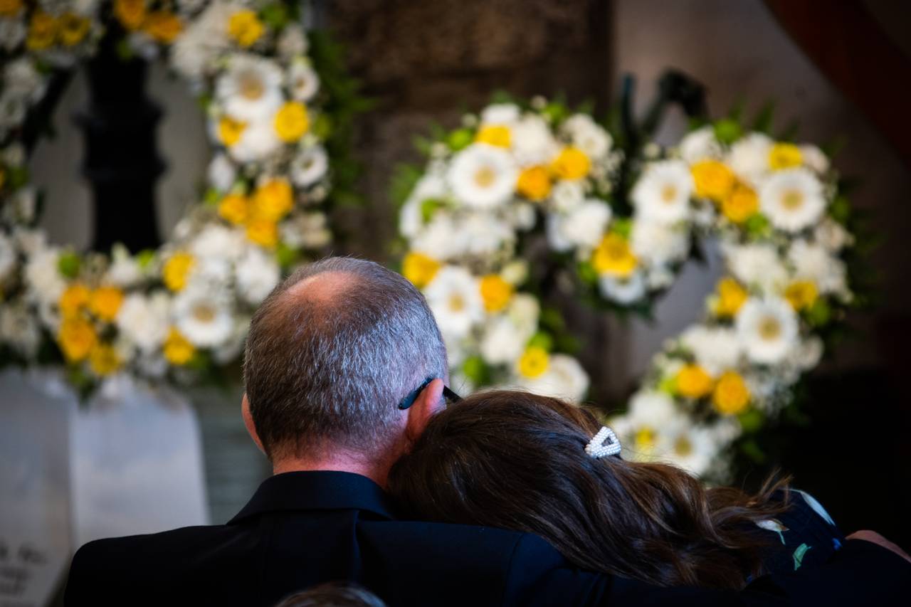 Foreldrene til Cecilie lener hodene inntil hverandre. I bakgrunnen er de gule blomstene