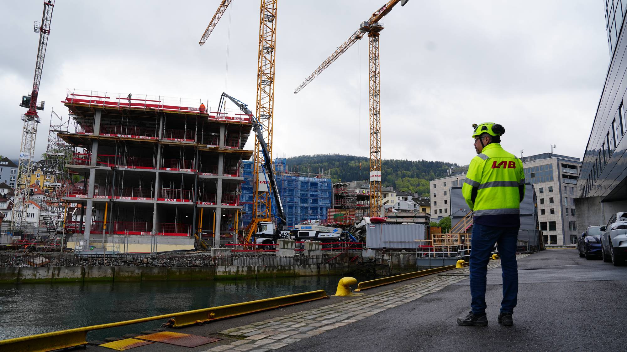 Driftssjef Vegard Eik i LAB Entreprenør på byggeplass på Nøstet i Bergen: Obos-prosjekt med 94 leilegheiter