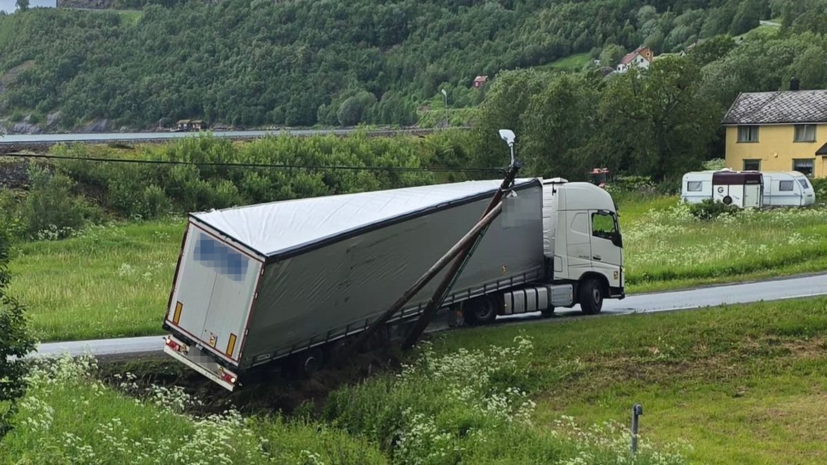 Trailer tok med seg lyktestolpe i utforskjøring