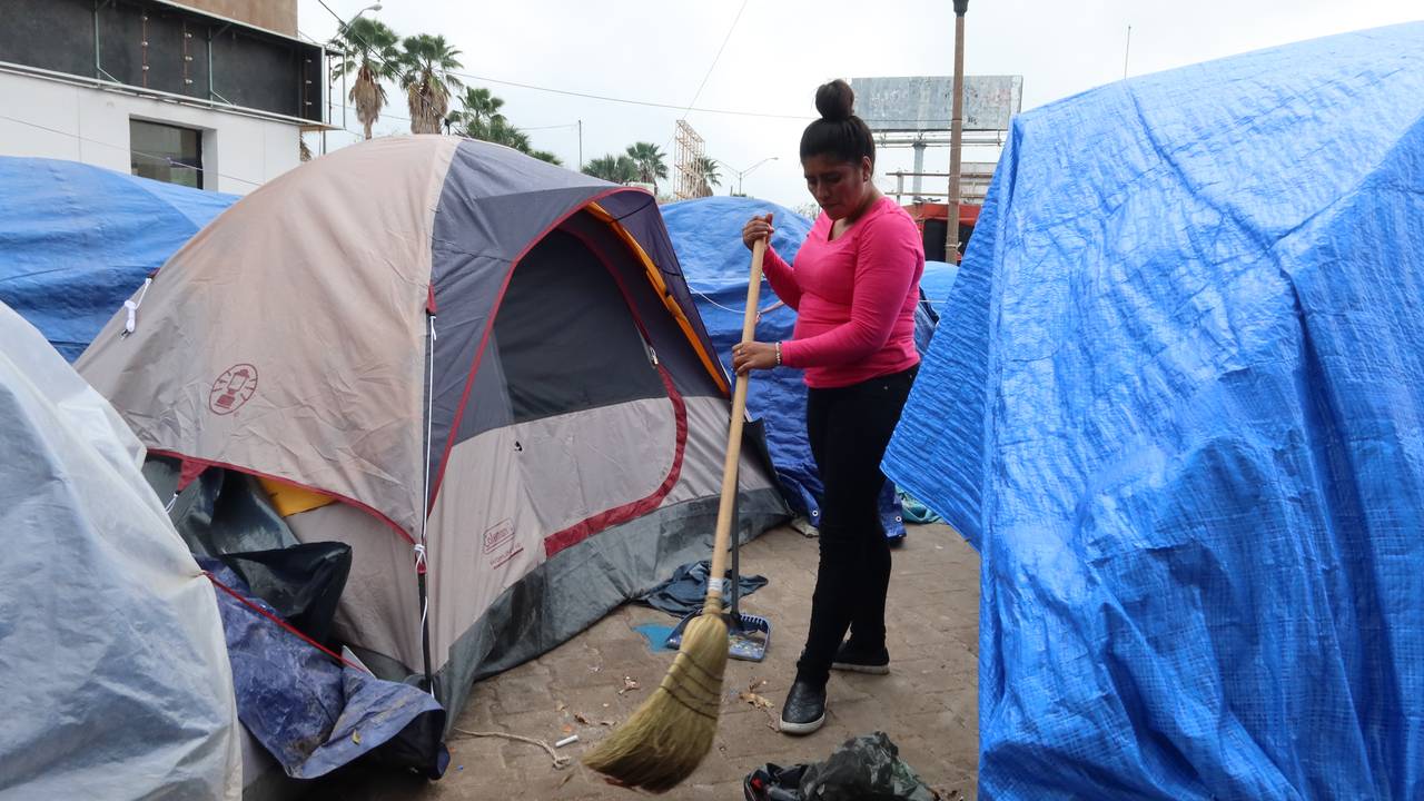 Hun prøver å holde det rent i en teltleir for migranter på grensa mellom Mexico og USA