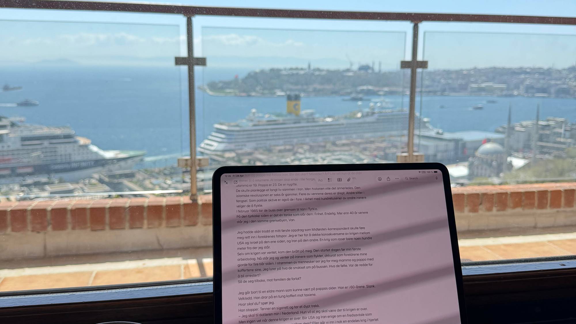 En Ipad skjerm med bakgrunn over bosporosstredet