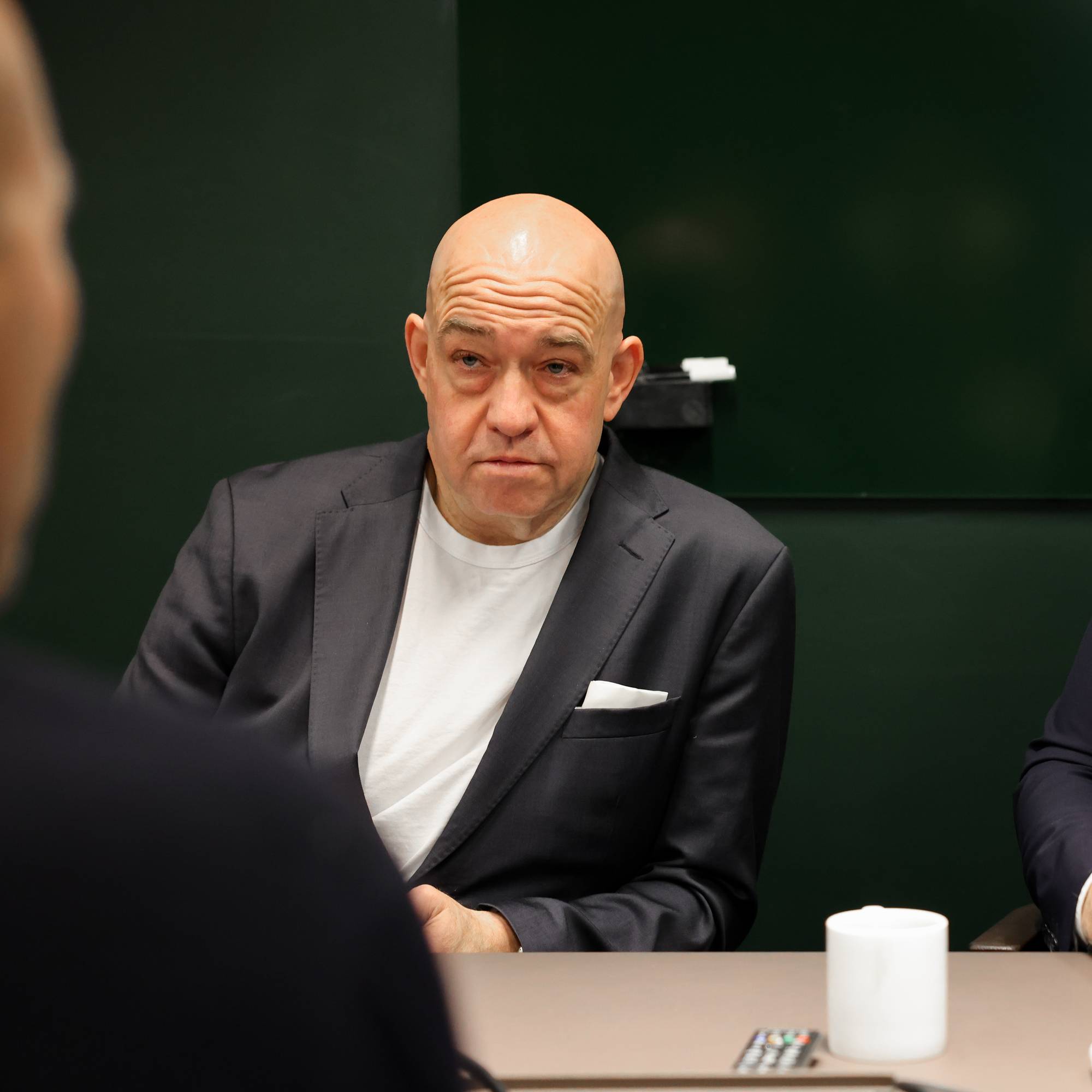 Morten Klein sitter ved et bord