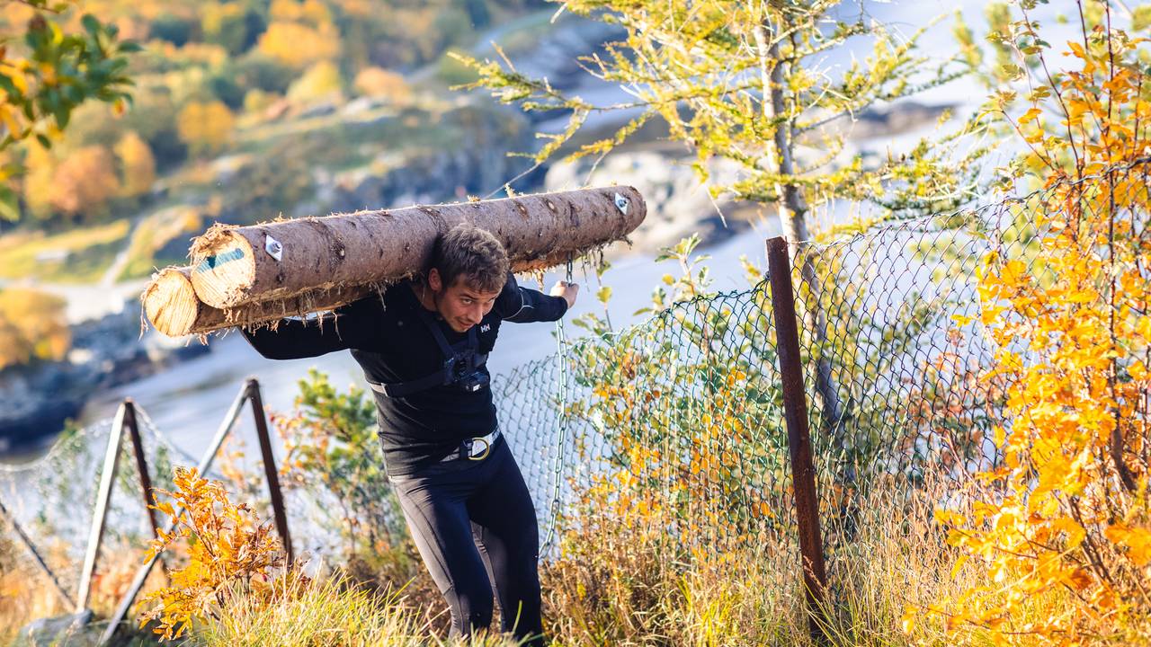 Isak Dreyer bærer tømmerstokker i en konkurranse i Norges tøffeste.