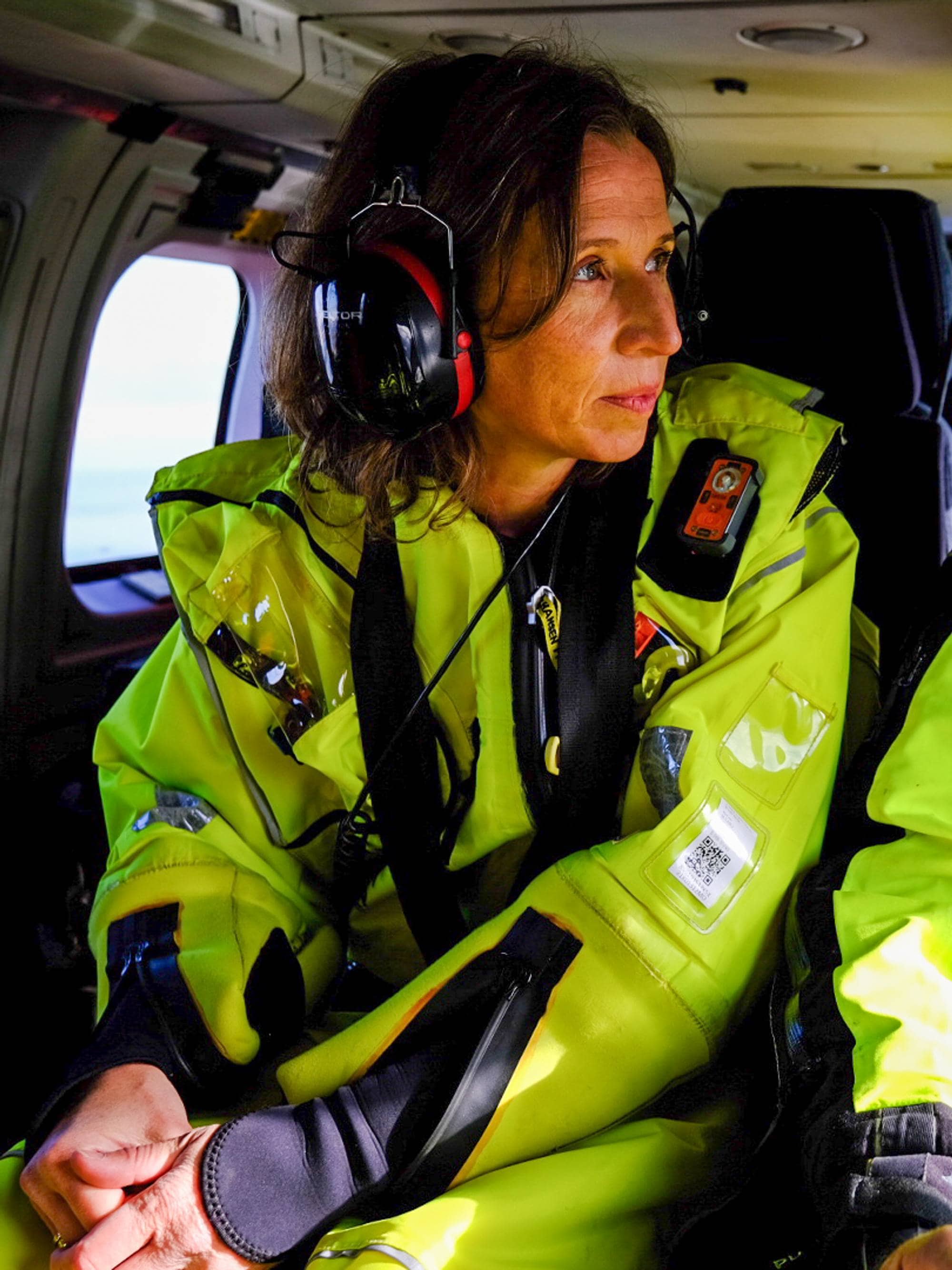 Astri Aas-Hansen i et helikopter