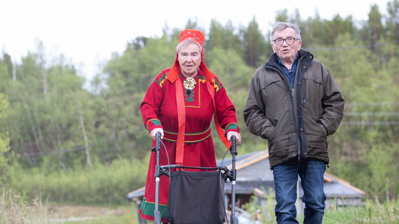 Astrid og Fridtjof går langs en kjerrevei