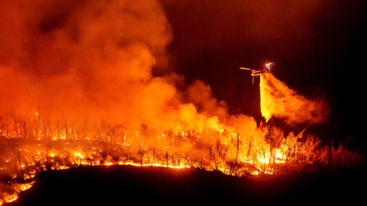 Tusenvis evakuert fra skogbranner i California i USA