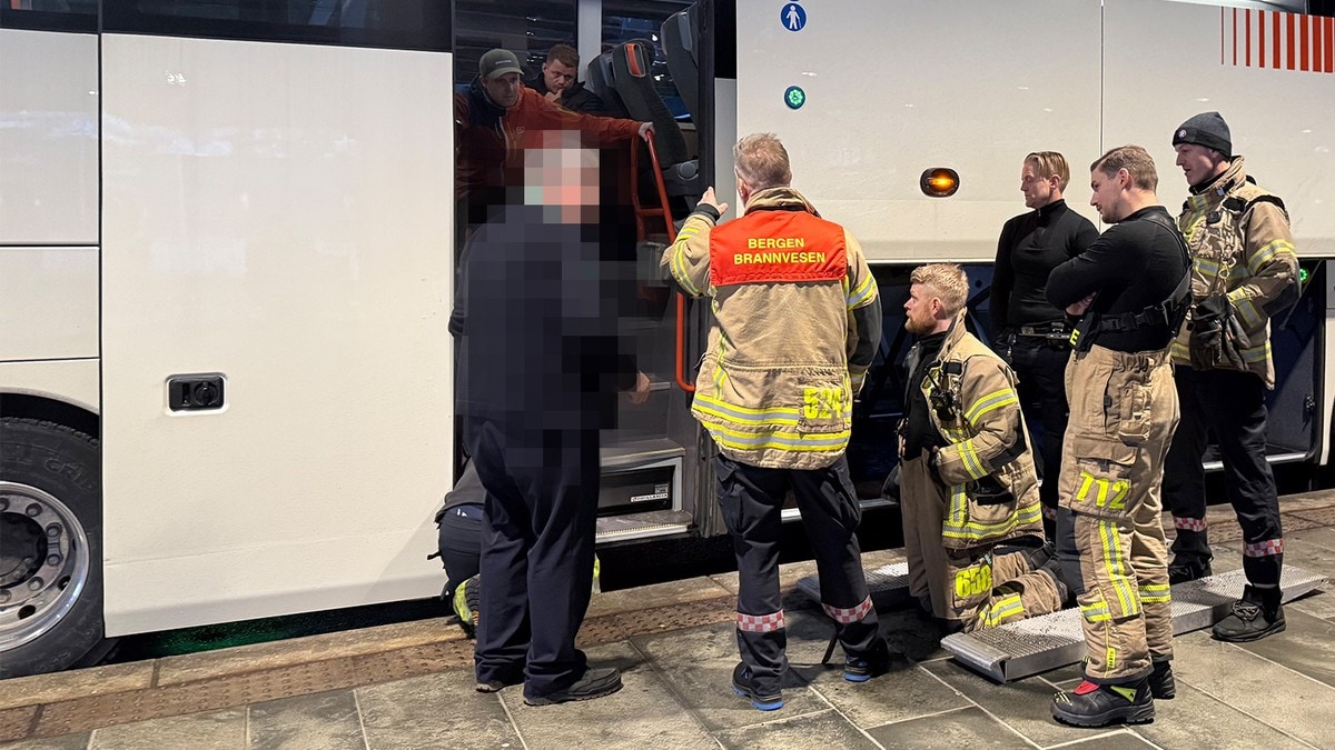 Brannvesenet m&aring;tte redda Sondre av bussen: &ndash; Nedverdigande