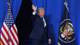 Foto: Alex Brandon / AP,NTB Donald Trump vinker til folk. Han er kledd i en mørkeblå dress og hvit skjorte med mørkeblått slips. Han står mellom amerikanske flagg og blå gardiner. (Bildebeskrivelsen er laget av en KI-tjeneste)