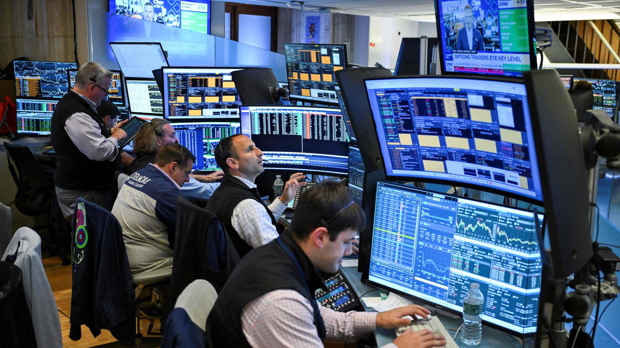 Tradere jobber på gulvet på New York-børsen (NYSE) i New York.