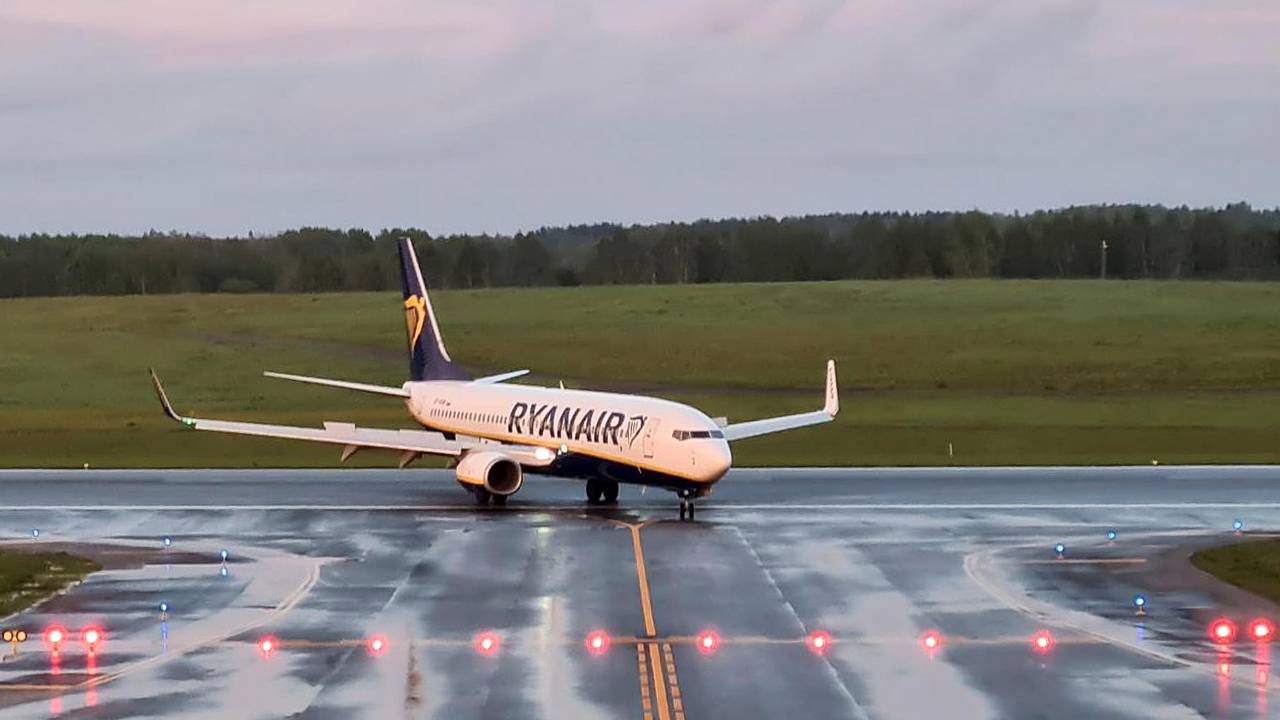 Ryanair-flyet som ble dirigert til Minsk med journalisten  Roman Protasevitsj lander i Vilnius. 