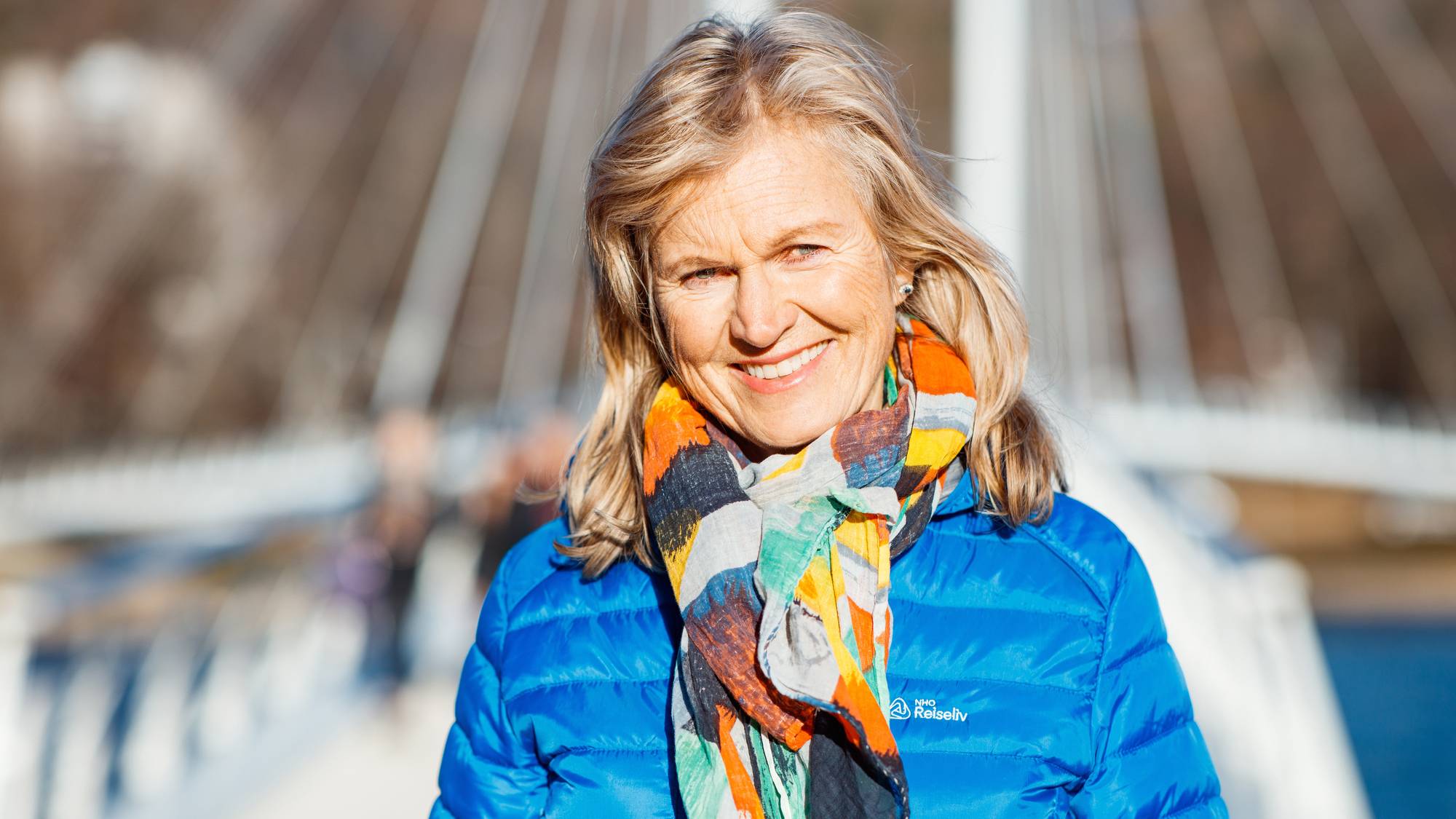 Kristin Krohn Devold smiler med et skjerf rundt halsen