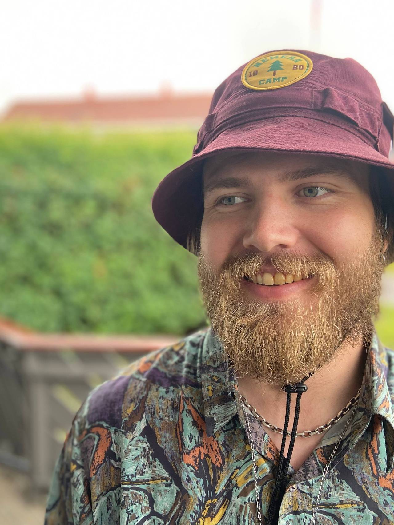 Anders Brennbakk smiler hjemme på terrassen i Elverum.
