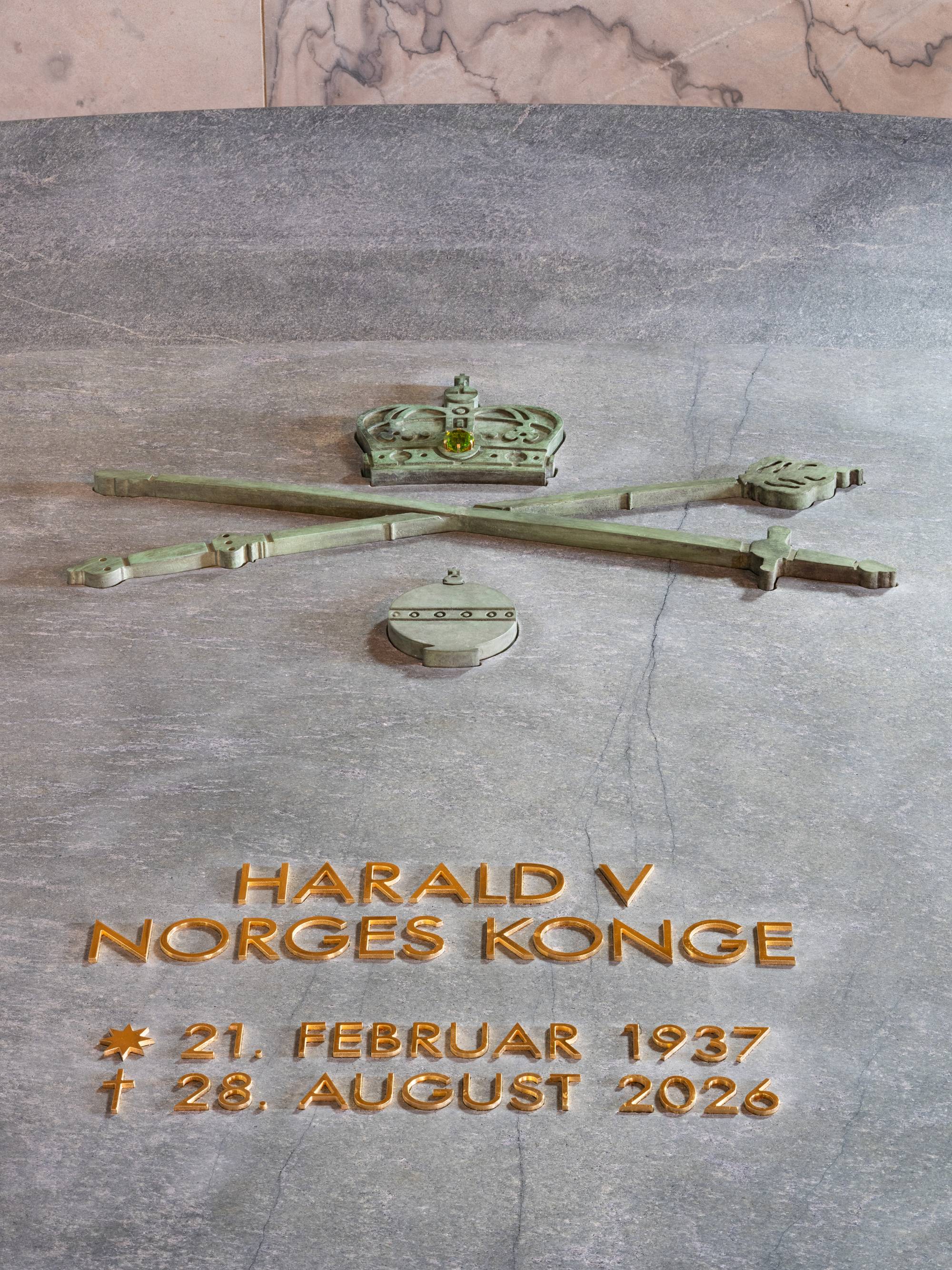 Bokstavene på kong Haralds sarkofag er gullbelagt, det står "Harald V Norges konge", samt fødselsdatoen og dødsdatoen