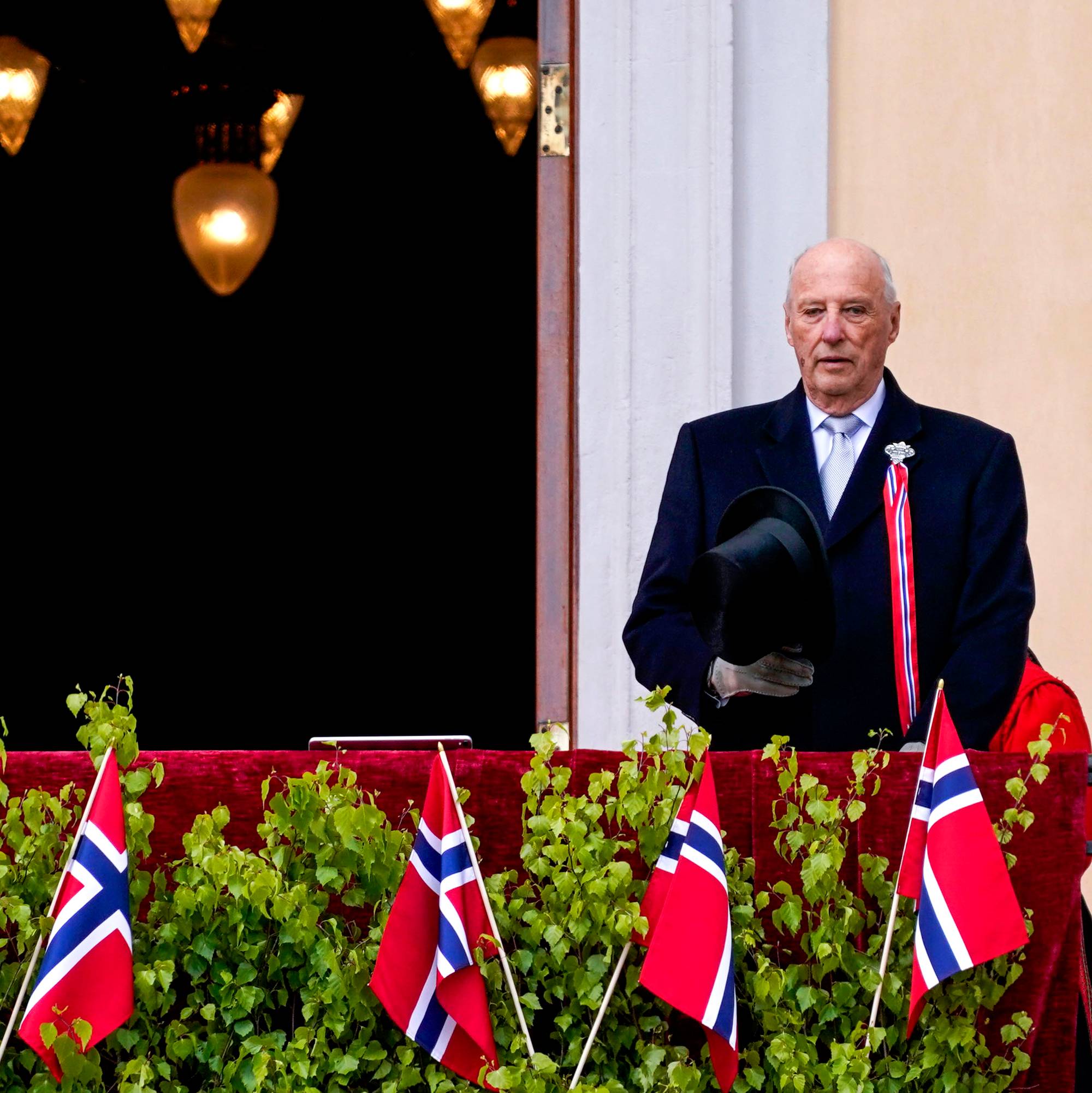 Kong Harald står på Slottsbalkongen 17. mai 2020