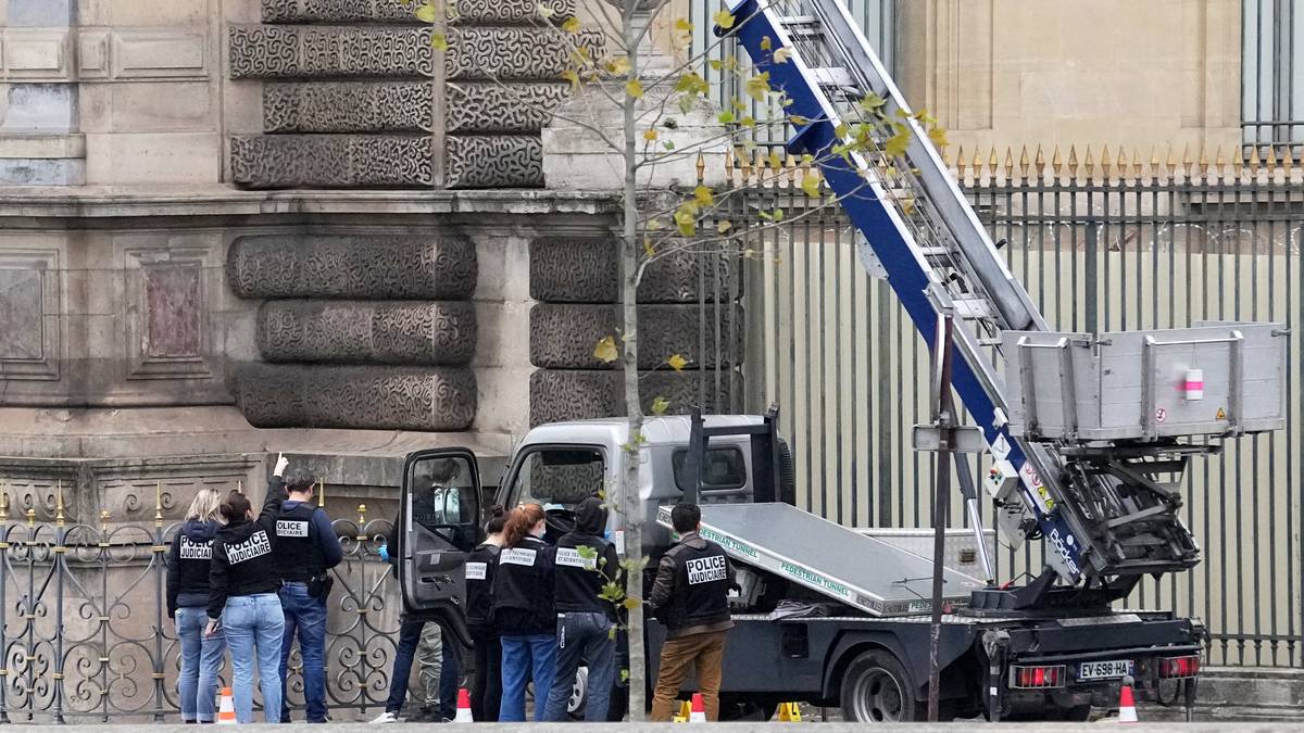 Le Parisien: To pågrepet etter juveltyveriet ved Louvre