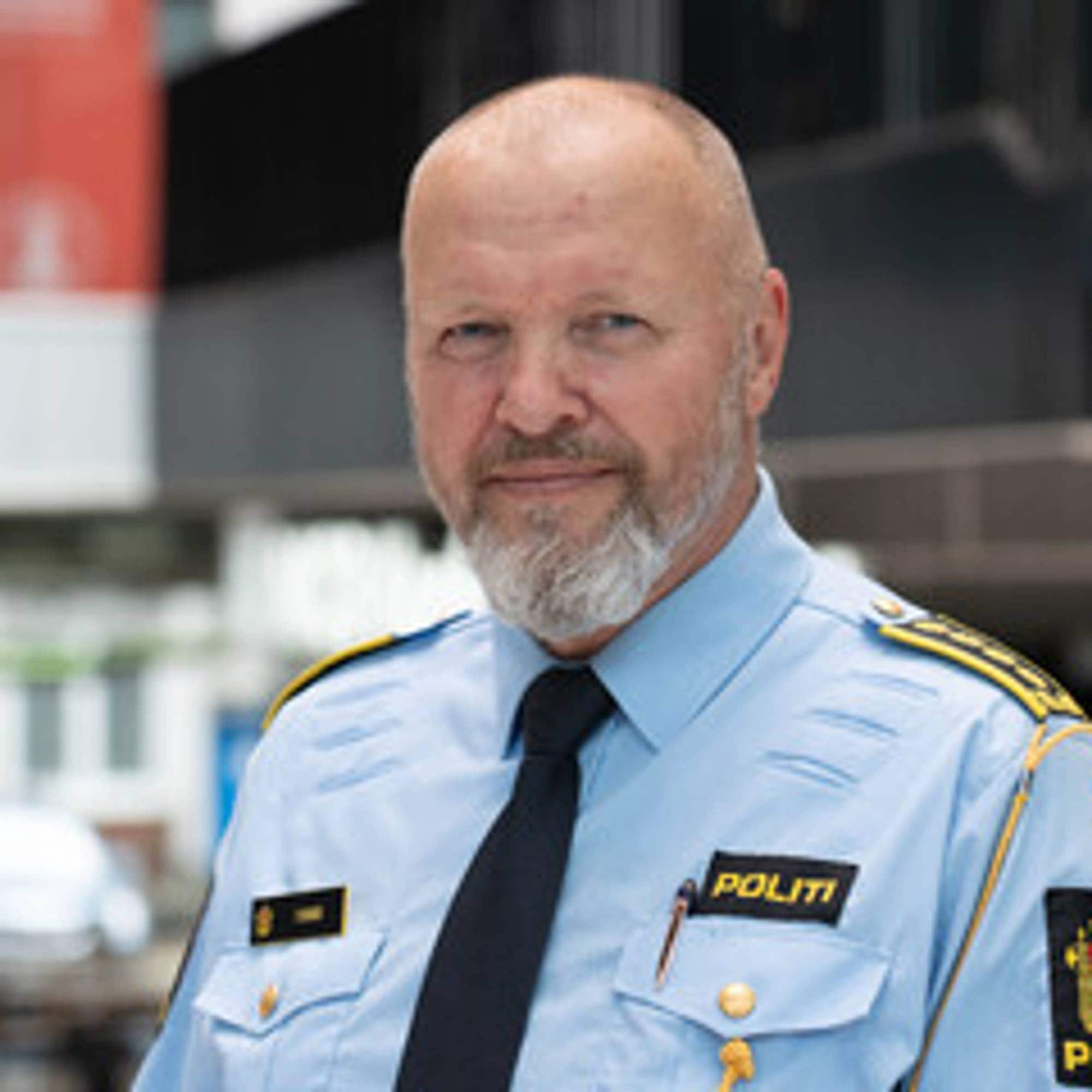 politimann som ser i kamera 