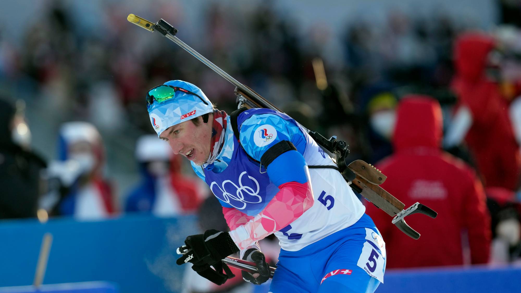 Skiskytter med startnummer 5 går i løypa under OL i Beijing. (Bildebeskrivelsen er laget av en KI-tjeneste)