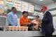 AP Trump bestiller en hamburger i Texas