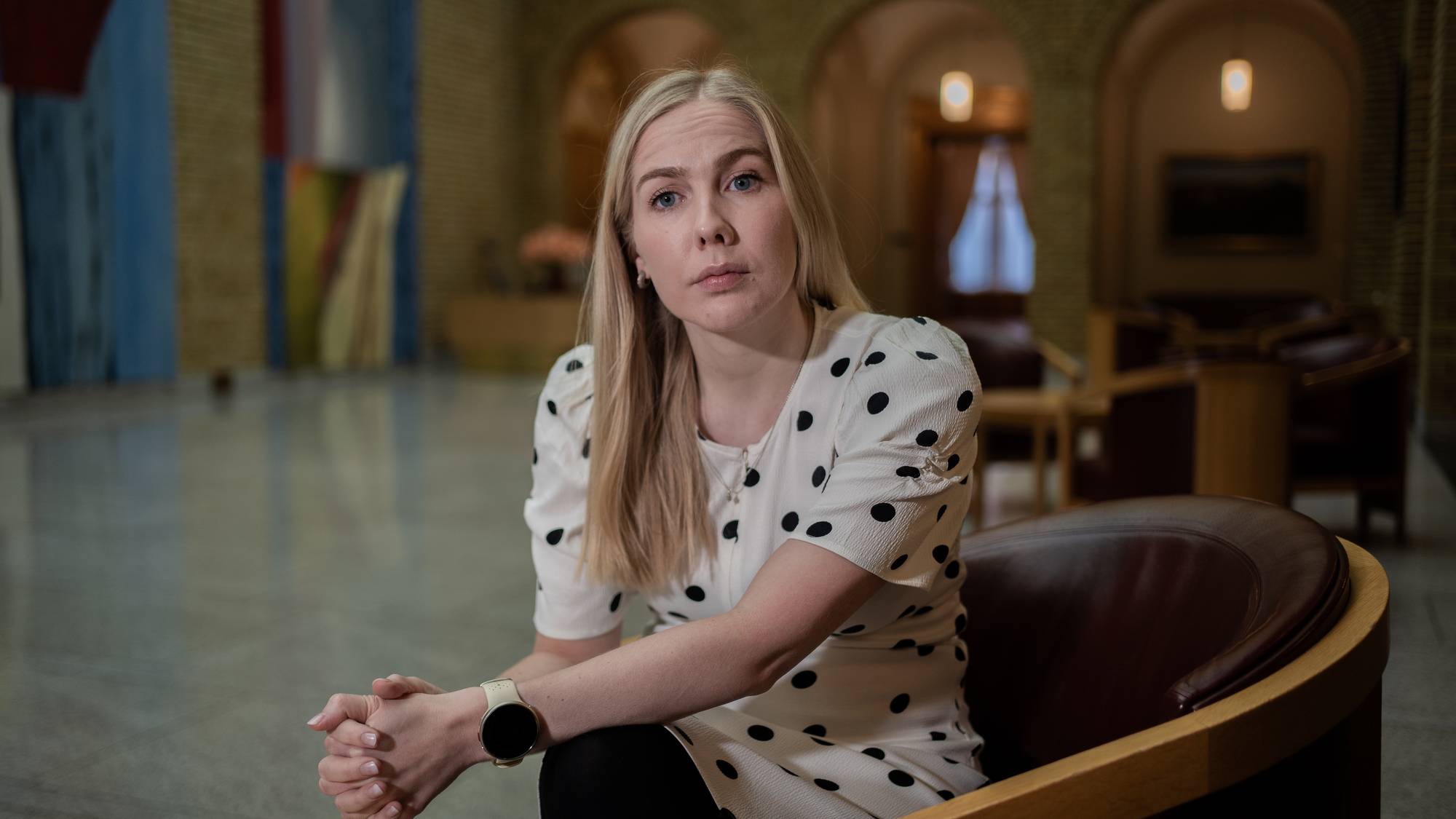 Mari Holm Lønseth ser i kameraet med blondt hår og blå øyne. 