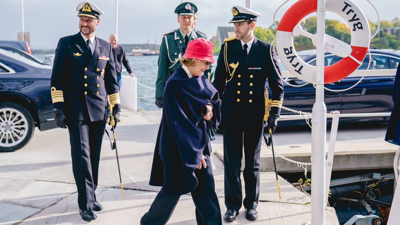 Dronningen går om bord sjaluppen for å debarkere kongeskipet Norge.
