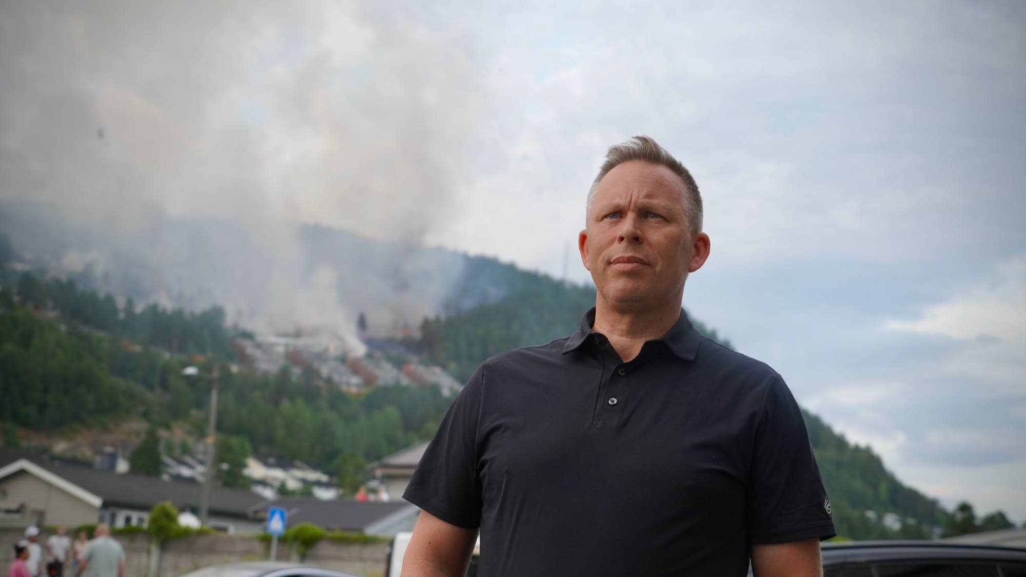 Mann med røyk i bakgrunnen. 