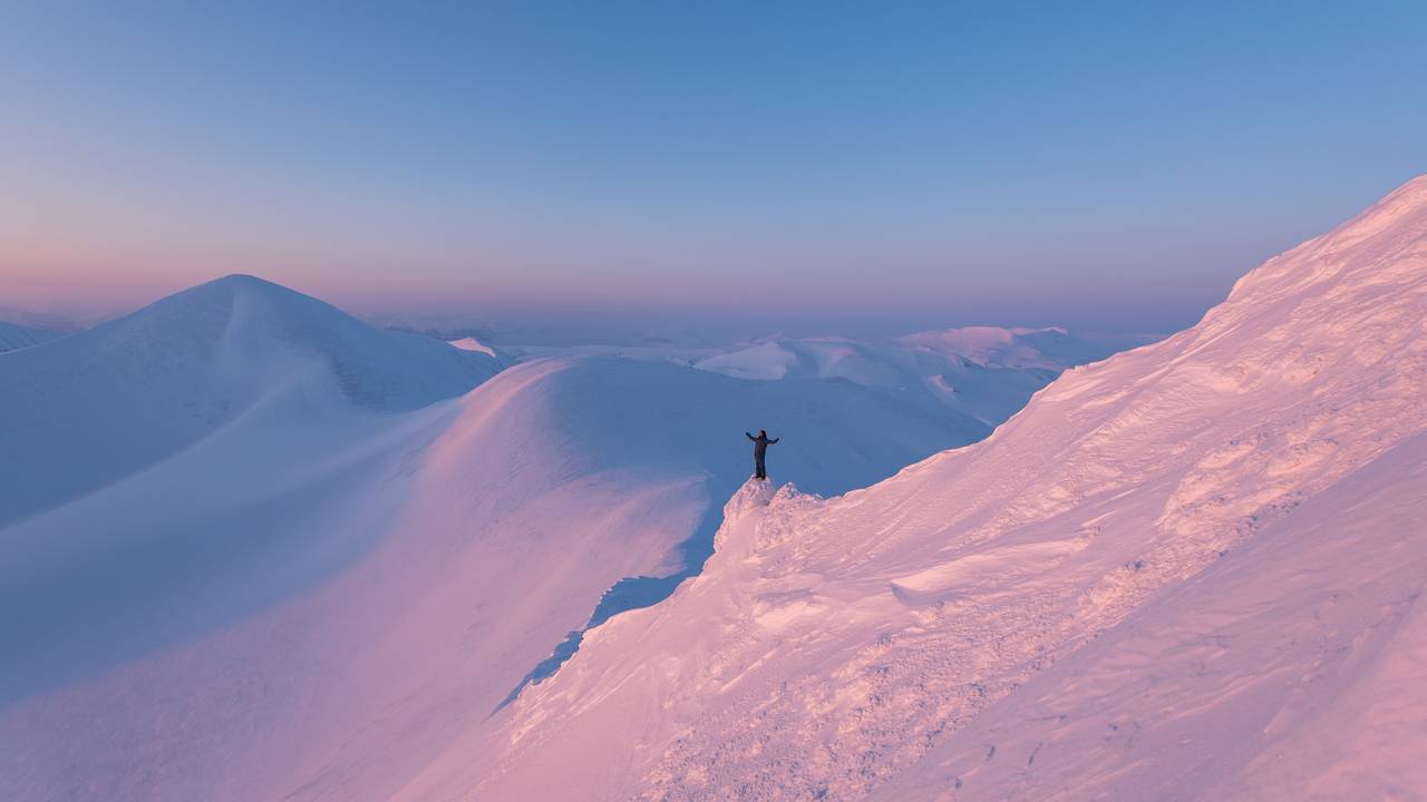 Stian Aadland på fjelltopp på Svalbard