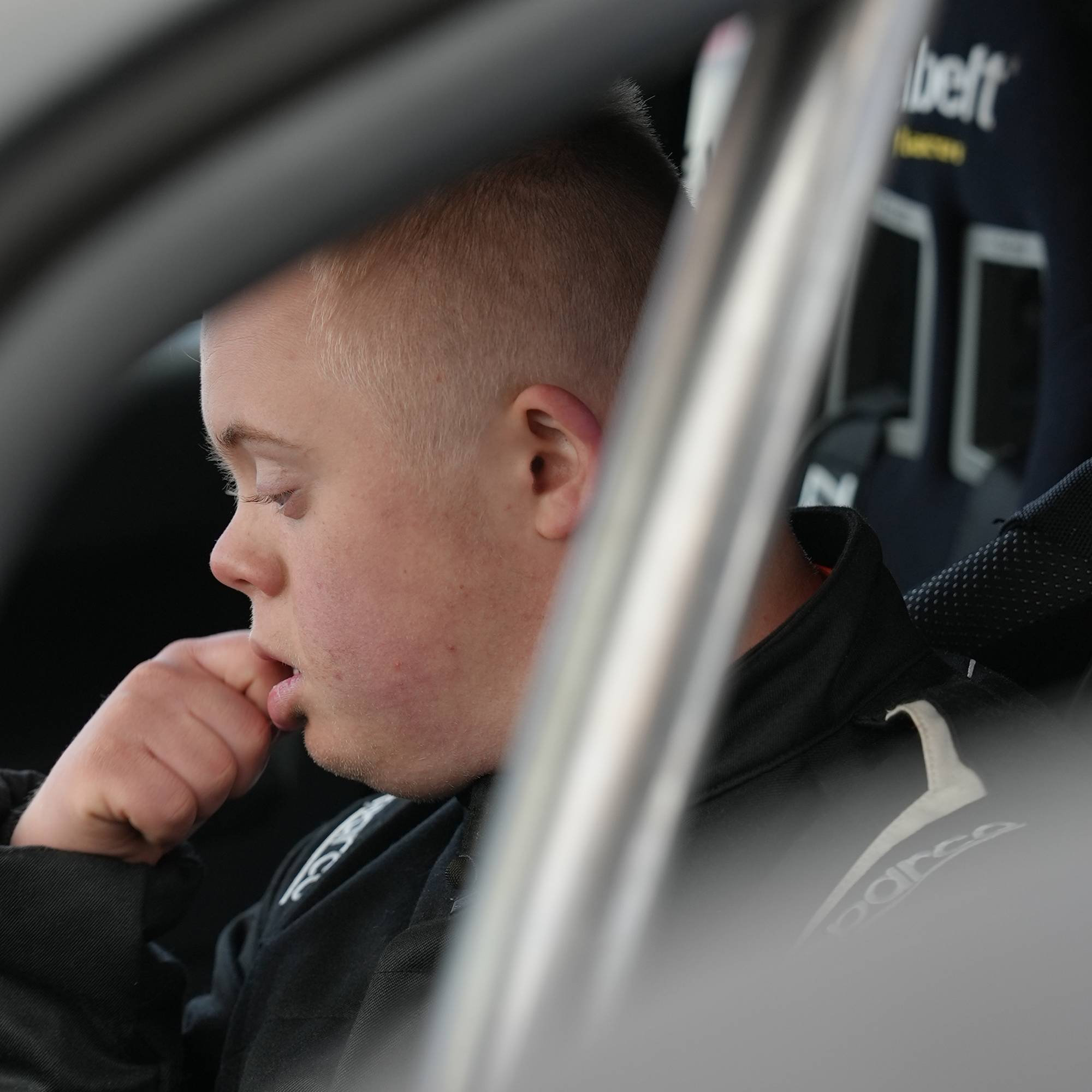 Emilian Bråten sitter i forsetet på bilen. 