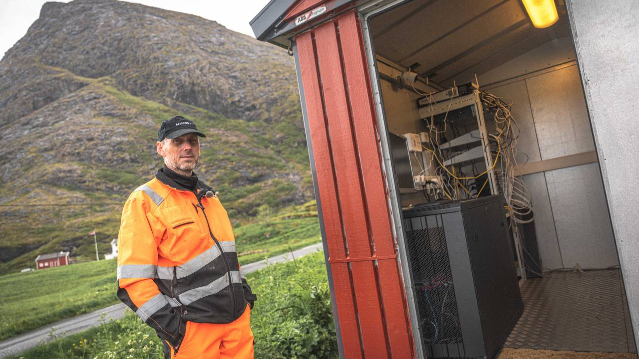 Wilhelm Enoksen passer på bua i Bø
