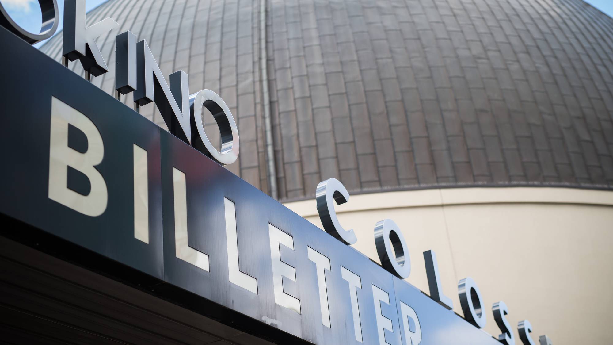 Stort skilt med billetter utanfor Colosseum kino i Oslo