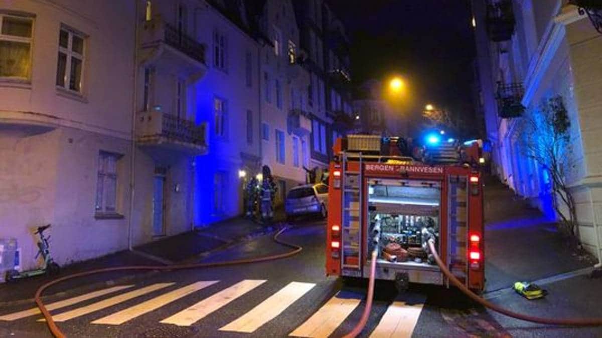BERGEN – Two people with unknown injuries were sent to the hospital after an apartment fire in NRK Westland.