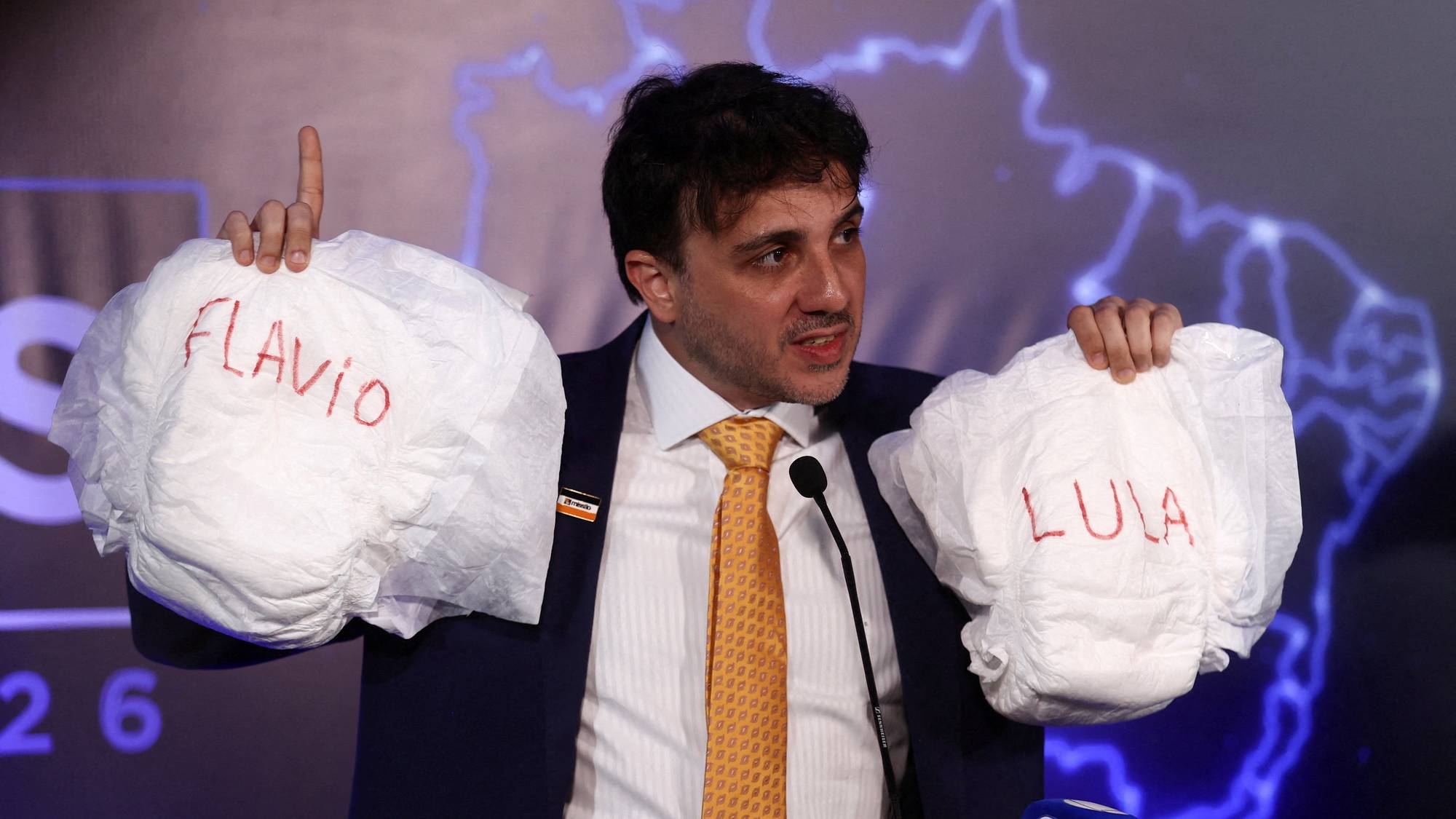 Presidentkandidat Renan Santos regnes som en outsider under årets valg. Her holde han bleier med navnene til motstanderne Flavio og Lula under en debatt. 
