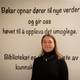 Foto: Elise Pedersen / NRK Karen Hognestad Liland, eller biblioteKaren, står foran en vegg med sitatet "Bøker opnar dører til nye verder og gir oss høvet til å oppleva det umoglege."