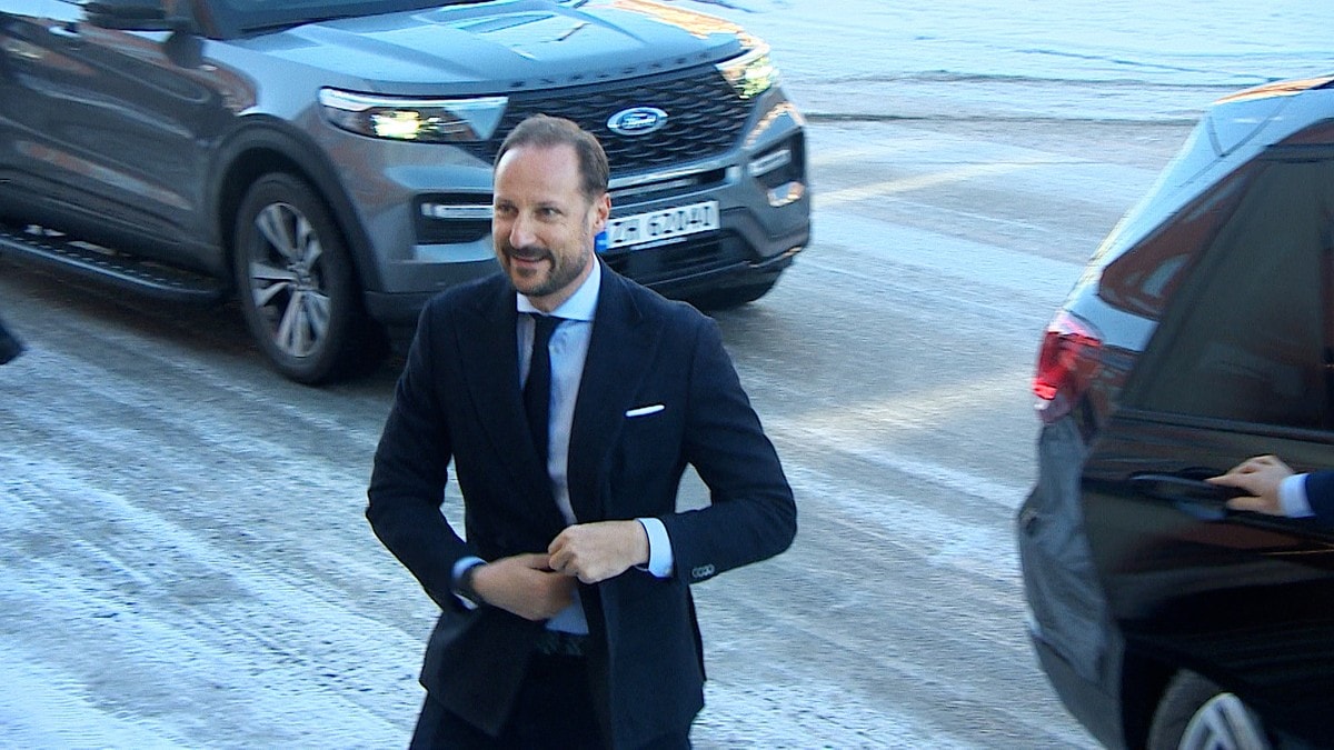 Kronprins Haakon om at kong Harald trapper ned: – Vi får det til sammen
