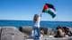 Foto:Tan Safi / Freedom Flotilla Coalition 旗を持っている人