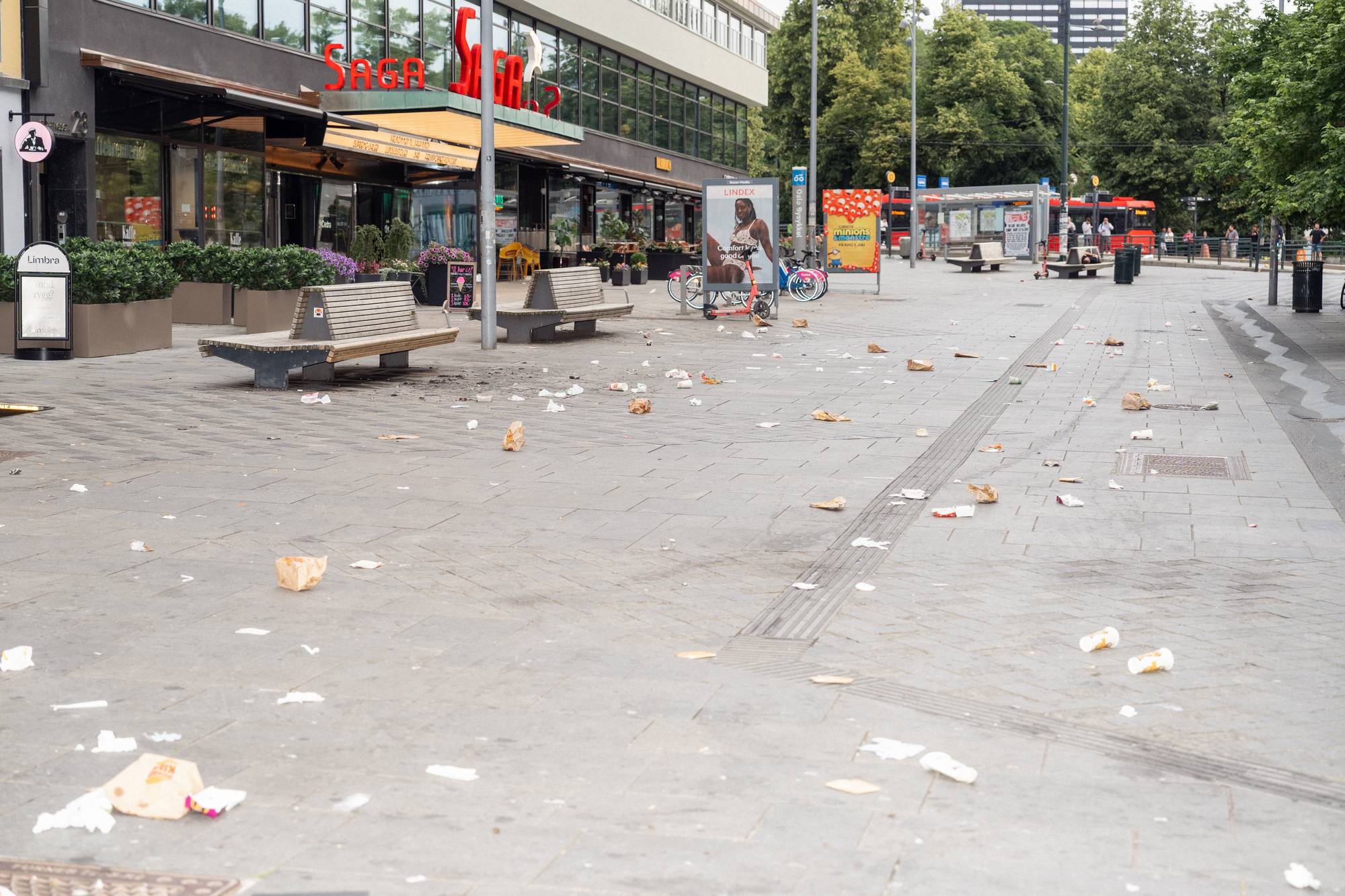 Søppel ligger spredt utover en gågate foran Saga kino i Oslo. (Bildebeskrivelsen er laget av en KI-tjeneste)