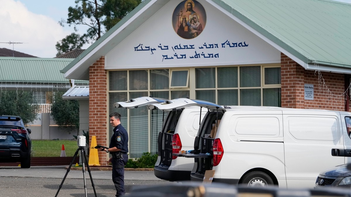 Fem tenåringer terrorsiktet etter angrep mot prest i Sydney