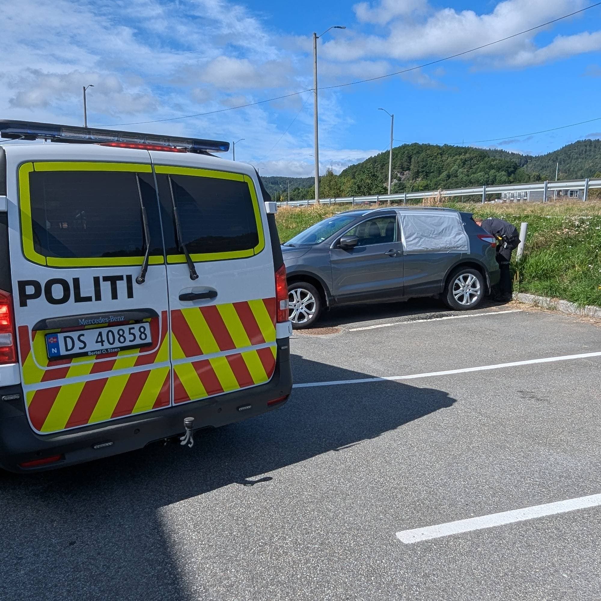 Ødelagt bil og politibil