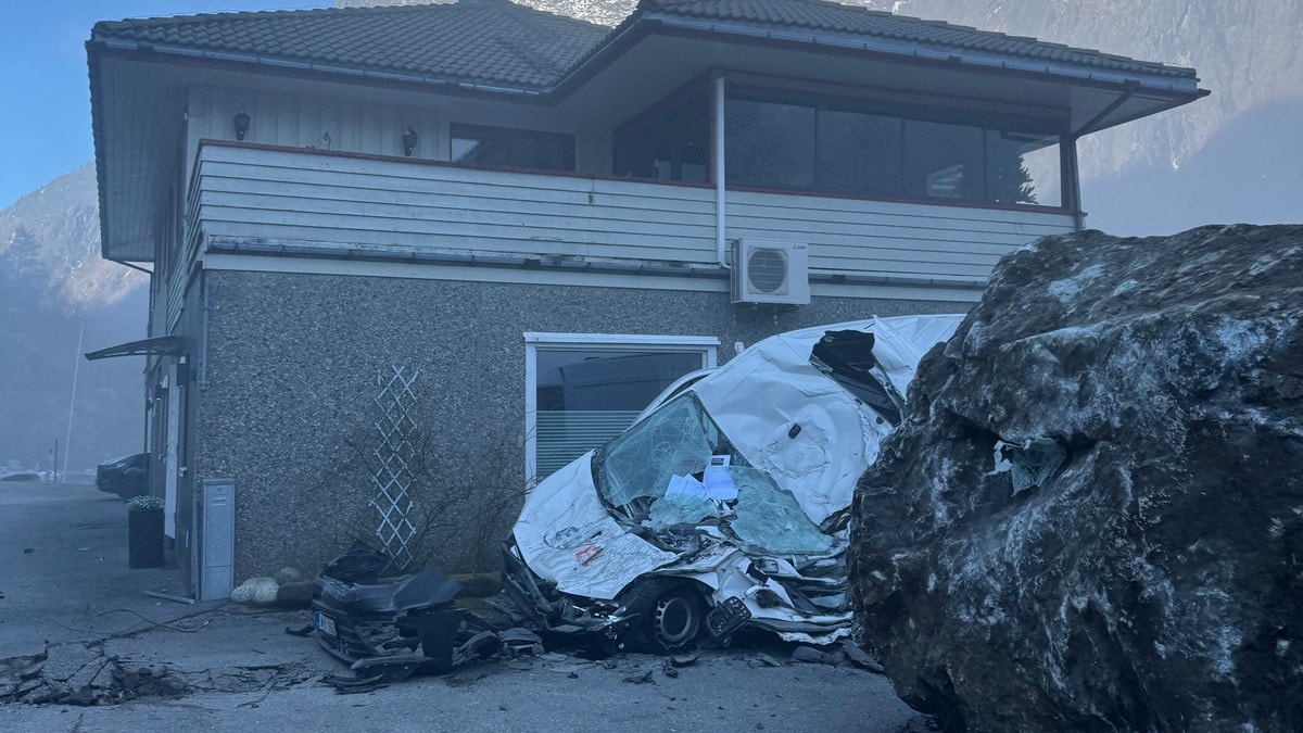Slik såg bilen ut etter steinraset i Etne
