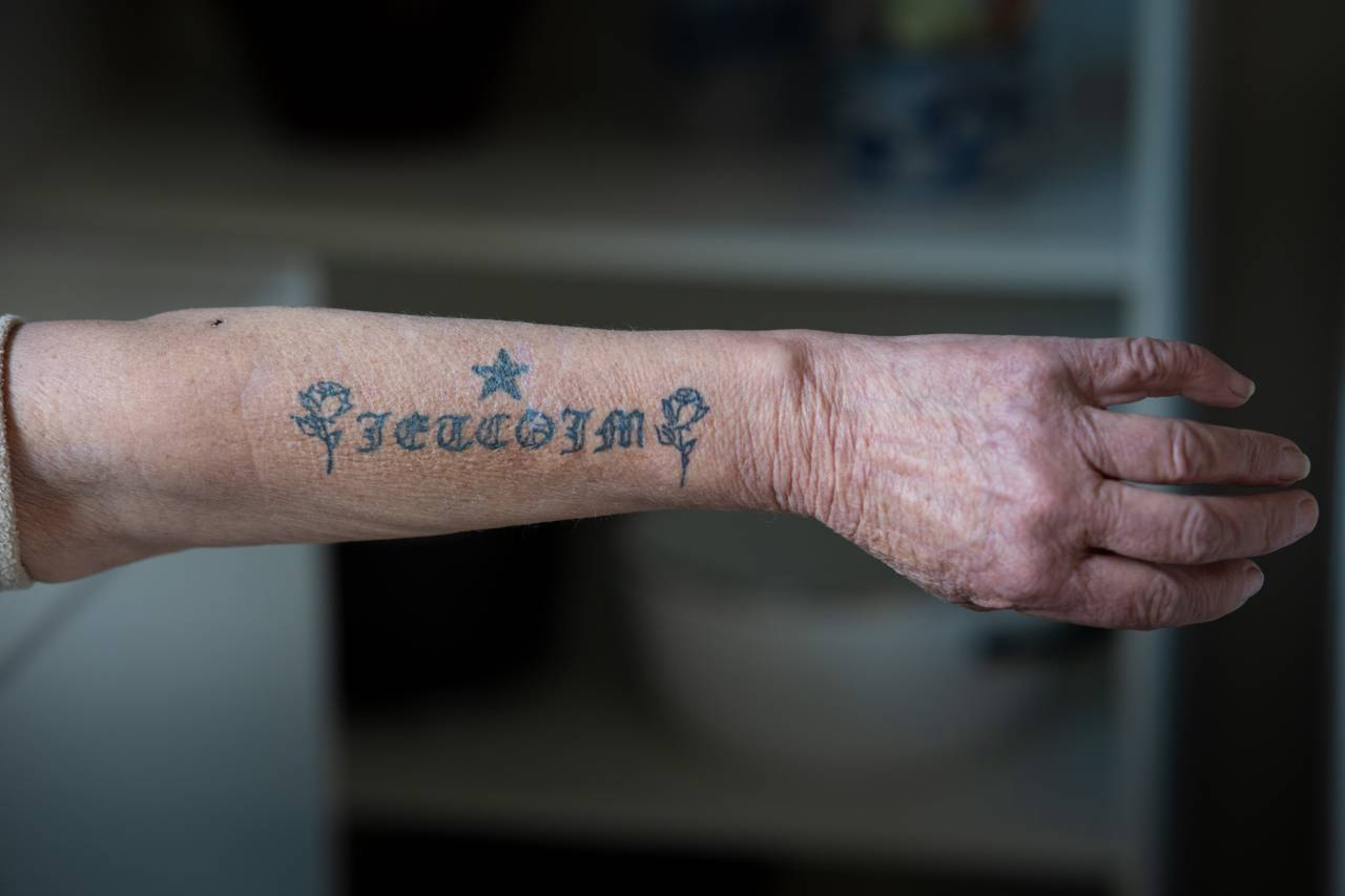 Else Mari og tatovering på armen