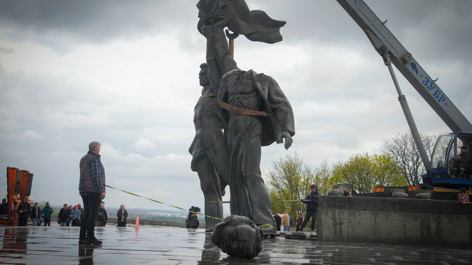 Памятник связанный. Памятник в центре Киева.