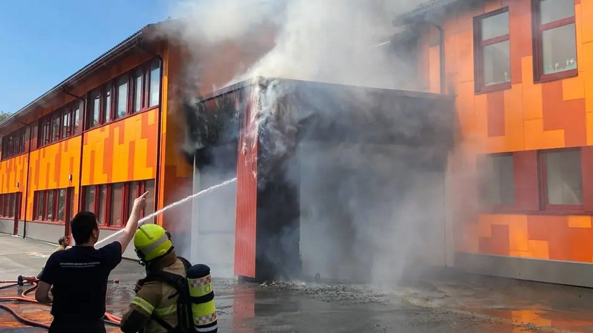 Brann på Rong skole er slukket: –  Store skader på bygget