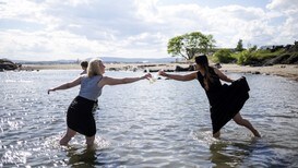 Agnese Kocere (blond), Lina Wang (mørkt hår), og Sam Terkelsen på Huk 24. mai 2017. - Foto: Patrick da Silva Sæther/NRK