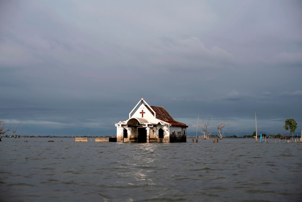 Landsbyer synker: Må bruke båt til kirken