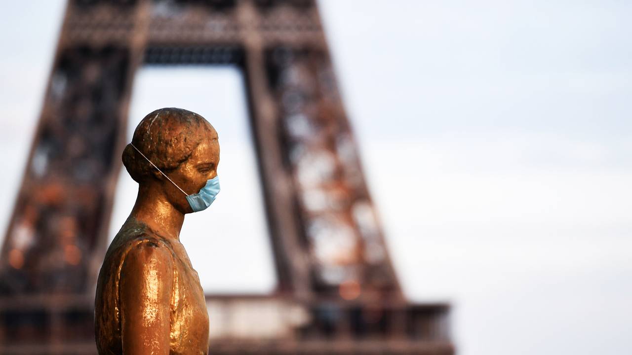 På Trocadero, vis-a-vis Eiffeltårnet, i Paris hadde en av bronsestatuene lørdag fått ansiktsmaske.