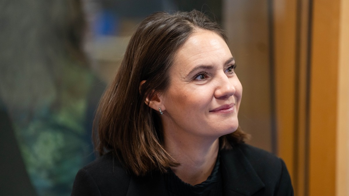 Julie Remen Midtgarden, Høyre og Sunniva Holmås Eidsvoll, SV, møttes i politisk kvarter for å snakke om fraværsgrensa. FOTO: Aurora Ytreberg Meløe/NRK Julie Remen Midtgarden, Høyre og Sunniva Holmås Eidsvoll, SV, møttes i politisk kvarter for å snakke om fraværsgrensa. FOTO: Aurora Ytreberg Meløe/NRK